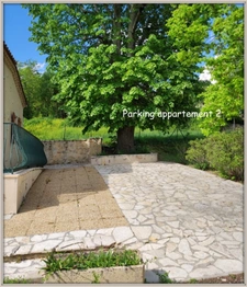 Lectoure, on the outskirts of the village, a property complex of 324 m² of living space, spread over two levels on a plot of over 5,000 m². Ideal for a rental investment!