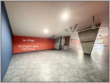 Agen, sortie nord, local  de 353 m² sur deux niveaux avec espace de stockage et bureaux