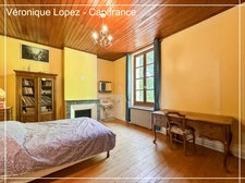 Agen, à seulement 6kms, authentique maison en pierre de 203m² avec grand terrain, garage et cave.