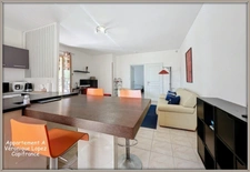 Lectoure, on the outskirts of the village, a property complex of 324 m² of living space, spread over two levels on a plot of over 5,000 m². Ideal for a rental investment!