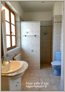 Lectoure, on the outskirts of the village, a property complex of 324 m² of living space, spread over two levels on a plot of over 5,000 m². Ideal for a rental investment!