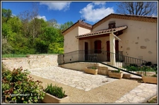Lectoure, on the outskirts of the village, a property complex of 324 m² of living space, spread over two levels on a plot of over 5,000 m². Ideal for a rental investment!