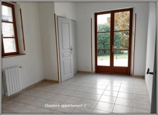 Lectoure, on the outskirts of the village, a property complex of 324 m² of living space, spread over two levels on a plot of over 5,000 m². Ideal for a rental investment!
