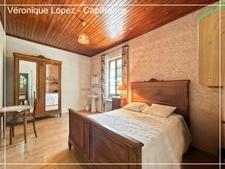 Agen, à seulement 6kms, authentique maison en pierre de 203m² avec grand terrain, garage et cave.