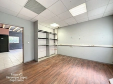 Agen, sortie nord, local  de 353 m² sur deux niveaux avec espace de stockage et bureaux