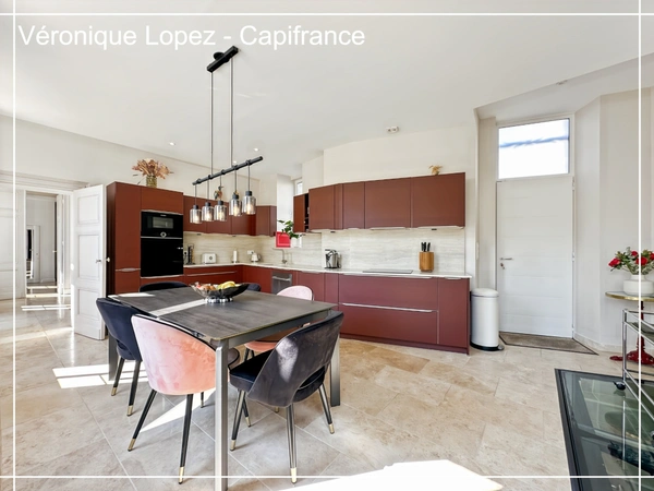 Agen quartier Préfecture, élégante demeure du XIXe siècle de 292 m² avec ascenseur, jardin, garage et piscine.