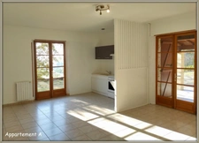 Lectoure, on the outskirts of the village, a property complex of 324 m² of living space, spread over two levels on a plot of over 5,000 m². Ideal for a rental investment!