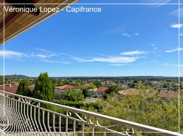 Bon-Encontre, maison située sur les hauteurs, 112 m² habitables, 4 pièces. Grand jardin. Cellier, garage, atelier. 