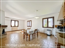 Roquefort, maison de plain-pied T4 de  105m² sur jardin plat et clos de 692m². Garage et abri de jardin