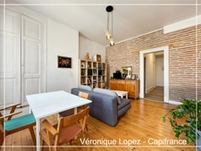 Agen, idéalement situé en hyper centre, à deux pas du parking Carnot, venez découvrir ce bel appartement T3 de 65 m² dans un bel immeuble en pierres.