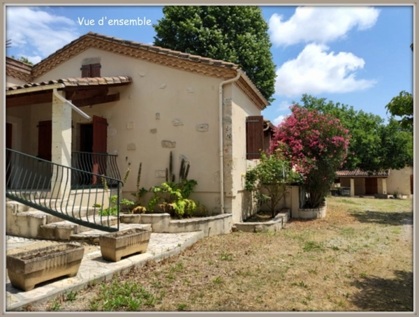 Lectoure, aux portes du village, ensemble immobilier de 324 m² habitables, répartis sur deux niveaux sur parcelle de plus de 5000 m². Idéal pour un investissement locatif !