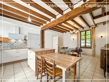 Agen, à seulement 6kms, authentique maison en pierre de 203m² avec grand terrain, garage et cave.