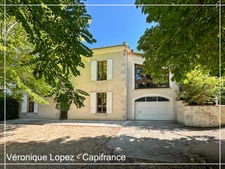 Agen, à seulement 6kms, authentique maison en pierre de 203m² avec grand terrain, garage et cave.