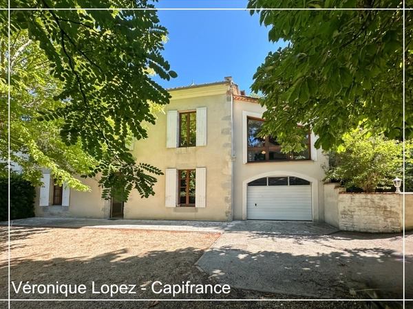 Agen, à seulement 6kms, authentique maison en pierre de 203m² avec grand terrain, garage et cave.
