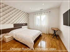 Rare and unique. Agen, 6 km away, prestigious house built in 2018 with 207 m² of living space on a wooded plot of 1698 m². Triple garage.