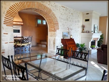 AGEN near the center, beautiful stone house with 7 rooms, veranda, swimming pool, dovecote, large garage on land of 3,951.00 m²