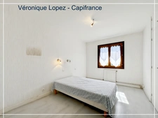 Roquefort, maison de plain-pied T4 de  105m² sur jardin plat et clos de 692m². Garage et abri de jardin