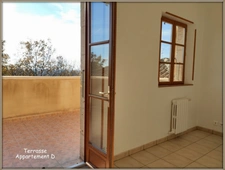 Lectoure, on the outskirts of the village, a property complex of 324 m² of living space, spread over two levels on a plot of over 5,000 m². Ideal for a rental investment!