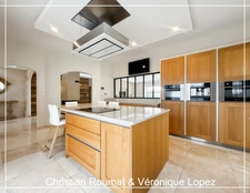 Rare and unique. Agen, 6 km away, prestigious house built in 2018 with 207 m² of living space on a wooded plot of 1698 m². Triple garage.