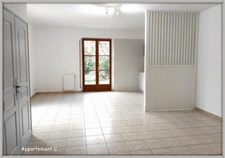 Lectoure, on the outskirts of the village, a property complex of 324 m² of living space, spread over two levels on a plot of over 5,000 m². Ideal for a rental investment!