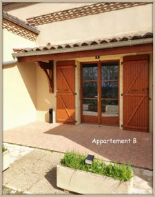 Lectoure, on the outskirts of the village, a property complex of 324 m² of living space, spread over two levels on a plot of over 5,000 m². Ideal for a rental investment!