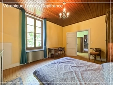 Agen, à seulement 6kms, authentique maison en pierre de 203m² avec grand terrain, garage et cave.