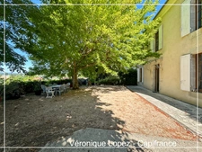 Agen, à seulement 6kms, authentique maison en pierre de 203m² avec grand terrain, garage et cave.
