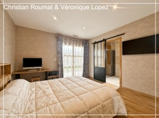 Rare et unique. Roquefort, maison de prestige construite en 2018 avec 207 m² hab. sur parcelle arborée de 1698 m². Triple garage.