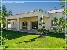 Rare and unique. Agen, 6 km away, prestigious house built in 2018 with 207 m² of living space on a wooded plot of 1698 m². Triple garage.
