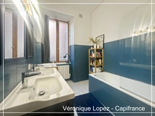 VILLENEUVE SUR LOT, hyper centre, bel appartement T4 avec balcon filant