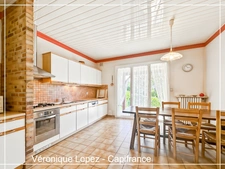 Bon-Encontre, maison située sur les hauteurs, 112 m² habitables, 4 pièces. Grand jardin. Cellier, garage, atelier. 