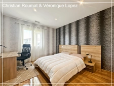 Rare et unique. Roquefort, maison de prestige construite en 2018 avec 207 m² hab. sur parcelle arborée de 1698 m². Triple garage.
