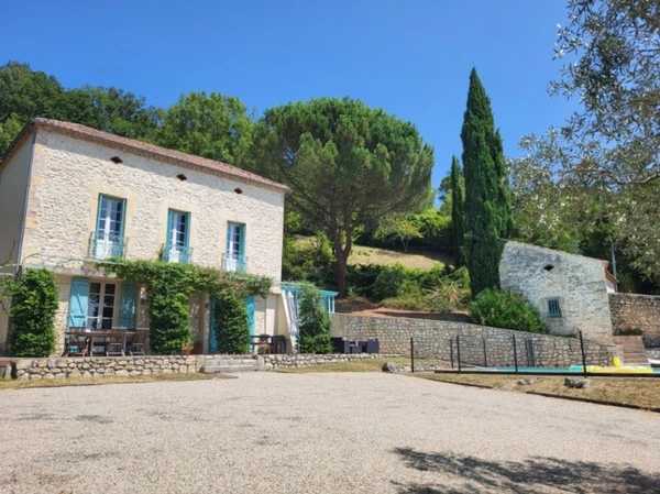 EXCLUSIVITE. AGEN proche du centre, belle demeure en pierres 7 pièces, véranda, piscine, pigeonnier, grand garage sur terrain de 3 951,00 m² 