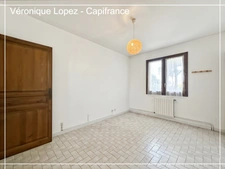 Roquefort, maison de plain-pied T4 de  105m² sur jardin plat et clos de 692m². Garage et abri de jardin