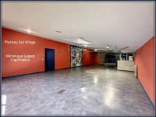 Agen, sortie nord, local  de 353 m² sur deux niveaux avec espace de stockage et bureaux