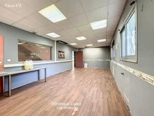 AGEN, proche du centre, entrepôt avec bureaux d'une superficie totale de 353 m²
