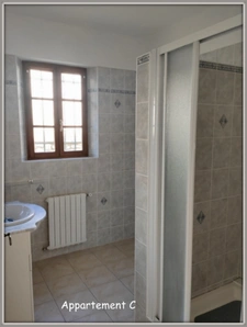 Lectoure, on the outskirts of the village, a property complex of 324 m² of living space, spread over two levels on a plot of over 5,000 m². Ideal for a rental investment!