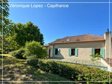 Agen, à seulement 6kms, authentique maison en pierre de 203m² avec grand terrain, garage et cave.