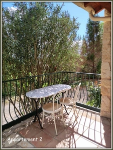 Lectoure, on the outskirts of the village, a property complex of 324 m² of living space, spread over two levels on a plot of over 5,000 m². Ideal for a rental investment!