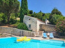 AGEN near the center, beautiful stone house with 7 rooms, veranda, swimming pool, dovecote, large garage on land of 3,951.00 m²