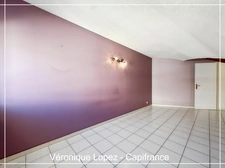 Exclusivité ! AGEN, proche lycée Palissy, agréable appartement T2 en duplex de 59 m² avec balcon et place de parking couverte.