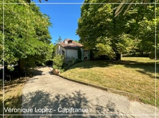 Agen, à seulement 6kms, authentique maison en pierre de 203m² avec grand terrain, garage et cave.