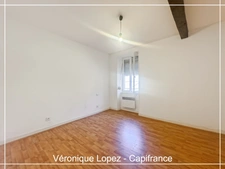 Exclusvité. Villeneuve Sur Lot, appartement T3 traversant au 2ème étage d'un bel immeuble en pierres