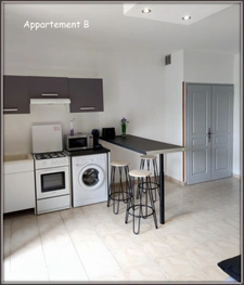 Lectoure, on the outskirts of the village, a property complex of 324 m² of living space, spread over two levels on a plot of over 5,000 m². Ideal for a rental investment!