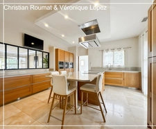 Rare and unique. Agen, 6 km away, prestigious house built in 2018 with 207 m² of living space on a wooded plot of 1698 m². Triple garage.