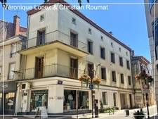 AGEN hyper centre, immeuble d'angle avec 3 logements, un local commercial loué, un garage