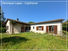 Roquefort, maison de plain-pied T4 de  105m² sur jardin plat et clos de 692m². Garage et abri de jardin