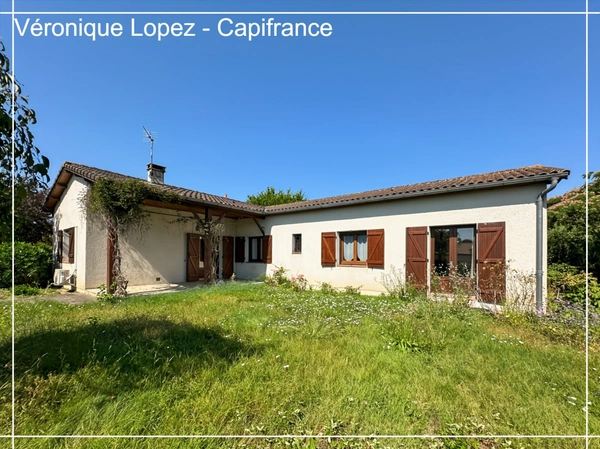 Roquefort, maison de plain-pied T4 de  105m² sur jardin plat et clos de 692m². Garage et abri de jardin