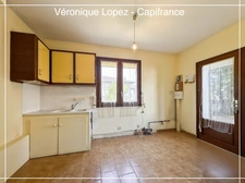Roquefort, maison de plain-pied T4 de  105m² sur jardin plat et clos de 692m². Garage et abri de jardin