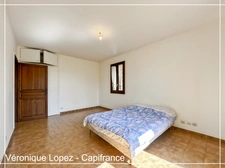 Roquefort, maison de plain-pied T4 de  105m² sur jardin plat et clos de 692m². Garage et abri de jardin